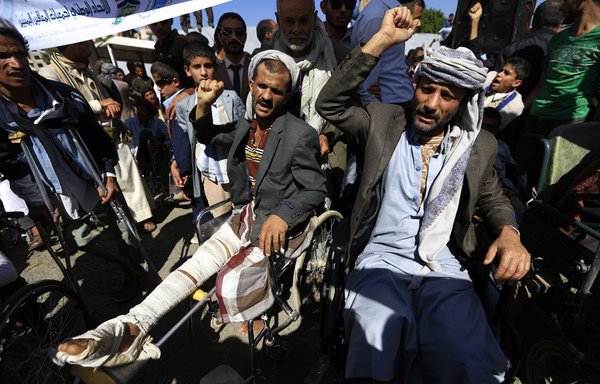 معلولان یمنی در یک اعتراض علیه حمله های هوایی یک روز پیش از روز بین المللی معلولان درمقابل دفتر سازمان ملل متحد درصنعا درروز 2 دسامبر 2018 شرکت کردند. [محمد حویص/خبرگزاری فرانسه]