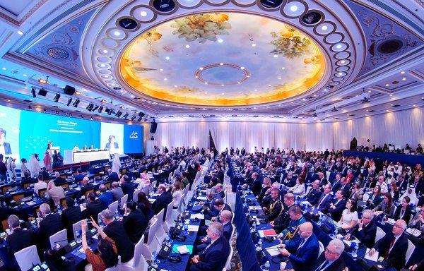 زعماء وصناع سياسات يلتقون في البحرين لحضور حوار المنامة 2019 الذي نظمه المعهد الدولي للدراسات الاستراتيجية في أواخر شهر تشرين الثاني/نوفمبر. [حقوق الصورة لحوار المنامة 2019]