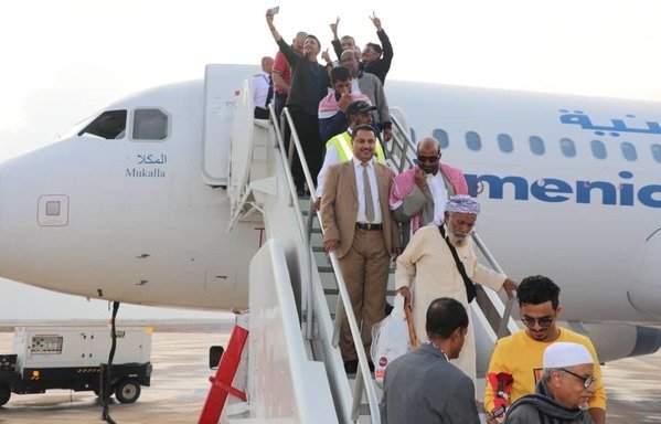 A flight landed on November 27th at al-Riyan airport in the Hadramaut provincial capital of al-Mukalla following four years of stoppage. [Photo courtesy of Hadramaut Province media office]