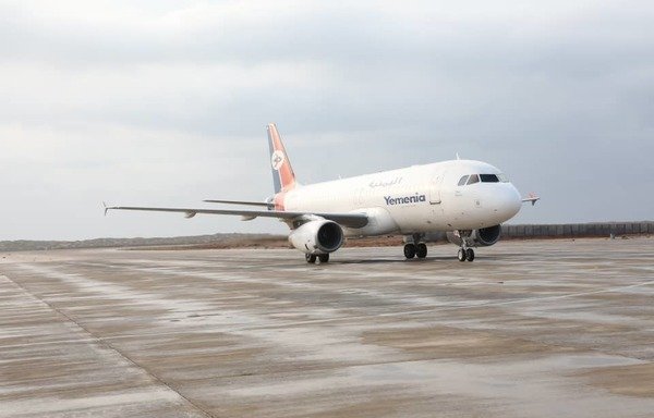 Yemeni Airways announced that the first flight to al-Riyan airport in al-Mukalla took place on November 27th after four years of airport closure. [Photo courtesy of Hadramaut Province media office]
