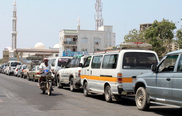 Yemenis queue up in their vehicles outside a gas station in al-Mansura, a northern district of Aden, in this file photo from April 3rd, 2015. [Saleh al-Obeidi/AFP]