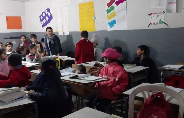 أطفال سوريون يحضرون الصفوف المسائية في مدرسة مزرعة يشوع الرسمية. [نهاد طوباليان/المشارق]