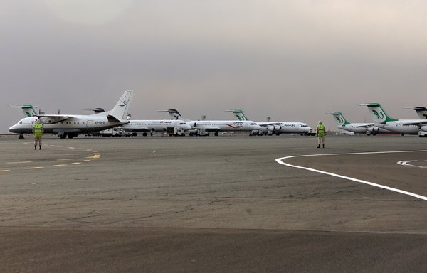 طائرات ركاب شركتي إيران للطيران وماهان للطيران مركونة على مدرج مطار مهرباد المحلي بطهران، في صورة من الأرشيف التقطت في 15 كانون الثاني/يناير، 2013. [بهروز مهري/وكالة الصحافة الفرنسية]