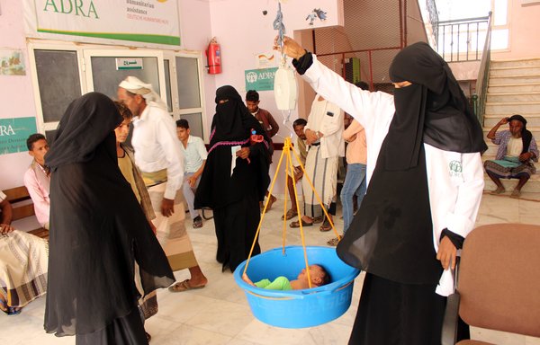 یک کودک نوپای یمنی که سوءتغذیه دارد دردرمانگاهی که بوسیله یک سازمان بشردوستانه اداره می شود در بندر الحدیده درروز سوم نوامبر وزن می شود. جنگ یمن ده ها هزارتن از مردم را کشته است که اکثر آنها غیرنظامی هستند و میلیونها تن دیگر را درشرف قحطی قرارداد درخلال آنچه که سازمان ملل آن را بدترین بحران بشری جهانی نامیده است. [عیسی احمد/ خبرگزاری فرانسه]