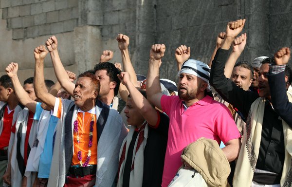 Members of the Yemeni pro-government forces who were reportedly imprisoned in the hands of Houthis gesture during a prisoners swap in Taez on December 19th. [Ahmad al-Basha/AFP]
