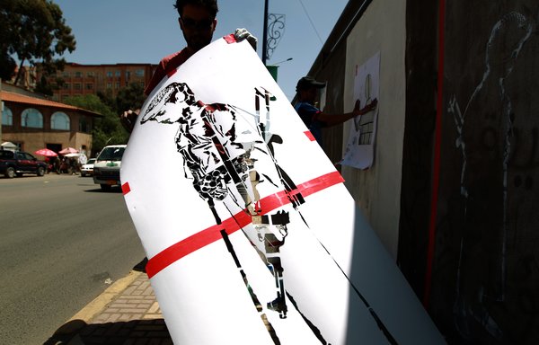 A Yemeni artist works on a mural as part of a campaign to end the recruitment of child soldiers by tribal militias on April 10th, 2014 in Sanaa. [Mohammed Huwais/AFP]