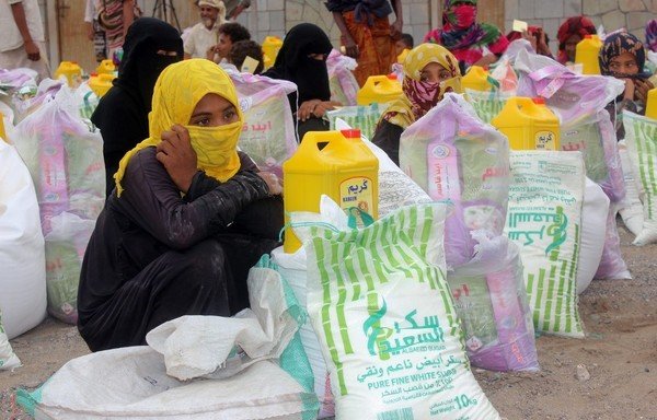 Displaced Yemenis from al-Hodeidah's Durahemi district receive food aid in the Red Sea port city on August 9th, 2019. [AFP]