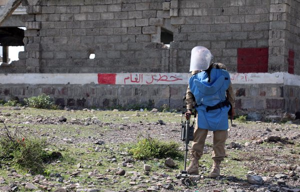 A member of Yemeni pro-government forces searches for landmines in the third-largest city Taez in south-western Yemen, on November 6th. [Ahmad al-Basha/AFP]