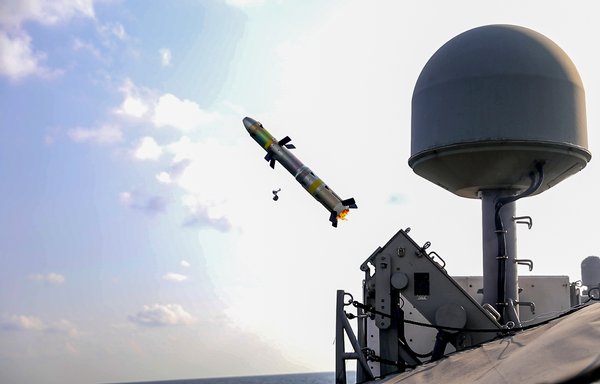 أجرت سفن البحرية وخفر السواحل الأميركية اختبارا سنويا لمنظومة الصواريخ الموجهة أم. كيه-60 غريفين في الخليج العربي بين 10 و14 كانون الأول/ديسمبر. [حقوق الصورة للقيادة المركزية للقوات البحرية الأميركية]