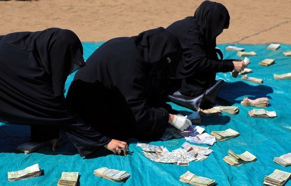 زنان هوادار حوثی ها در طی گردهمایی که روز 10 نوامبر سال 2018 در صنعا، پایتخت یمن برگزار شد، برای حمایت از عناصر شبه نظامی حوثی که در شهر بندری الحدیده با نیروهای دولتی یمن مبارزه می کنند، پول جمع می کنند. [محمد هویس/ خبرگزاری فرانسه]