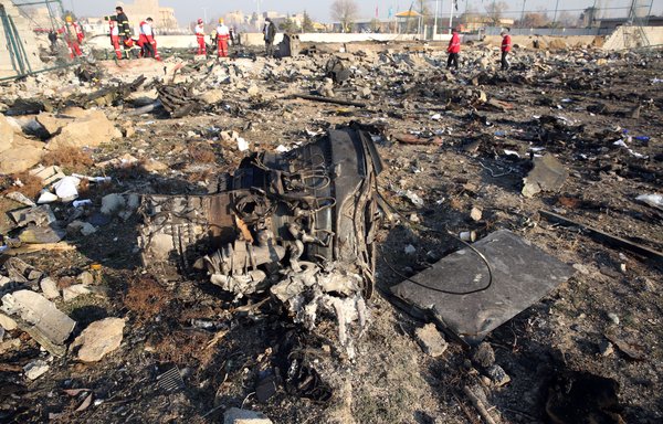 فرق الإنقاذ تعمل في موقع تحطم طائرة أوكرانية كان على متنها 176 شخصا بالقرب من مطار الإمام الخميني بطهران فجر 8 كانون الثاني/يناير، مما أسفر عن مقتل كل الركاب. [وكالة الصحافة الفرنسية]