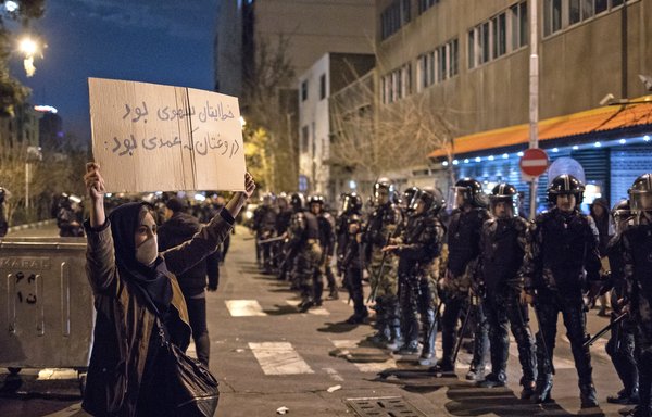 یک زن ایرانی در تظاهراتی که بیرون از دانشگاه امیرکبیر تهران در روز 11 ژانویه برگزار شد، پلاکاردی را در دست دارد که به فارسی روی آن نوشته،« اشتباه تو غیرعمدی بود، دروغت عمدی است». در پی پذیرش ایران برای شلیک و سرنگونی هواپیمای مسافری اوکراینی که به اشتباه در روز 8 ژانویه رخ داد، تظاهرات برای دومین شب پیاپی برگزار شد. [استرینگر/خبرگزاری فرانسه]