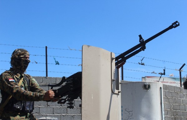 A member of the Yemeni security forces secures an area in the southern city of Aden on December 9th, 2019. [Saleh al-Obeidi/AFP]