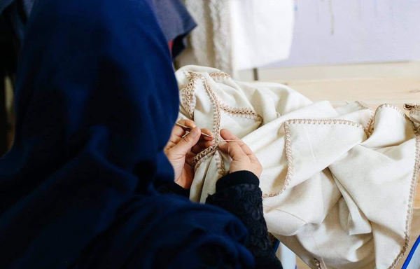 امرأة تقوم بالتطريز في إطار برنامج سبل عيش التابع لمنظمة سوا للتنمية والإغاثية. [حقوق الصورة لمنظمة سوا للإغاثة والتنمية]