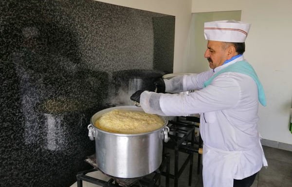 يوفر برنامج المطبخ للاجئين تجارب مهنية يمكن الترويج لها، ويقدم وجبات الطعام للطلاب في مراكز سوا التعليمية. [حقوق الصورة لمنظمة سوا للإغاثة والتنمية]