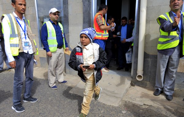 یک کودک یمنی روز سوم فوریه برای سوار شدن به سوی هواپیمای سازمان ملل در فرودگاه بین المللی صنعا می رود تا در عمان پایتخت اردن تحت درمان پزشکی قرار بگیرد.[ محمد حویص/خبرگزاری فرانسه]