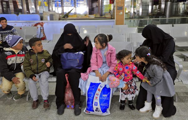 کودکان یمنی همراه با سرپرستان خود در روز سوم فوریه در فرودگاه بین المللی صنعا منتظر سوار شدن به هواپیمای سازمان ملل به مقصد عمان پایتخت اردن هستند تا در آنجا تحت مراقبت و درمان پزشکی قرار بگیرند.[ محمد حویص/خبرگزاری فرانسه]