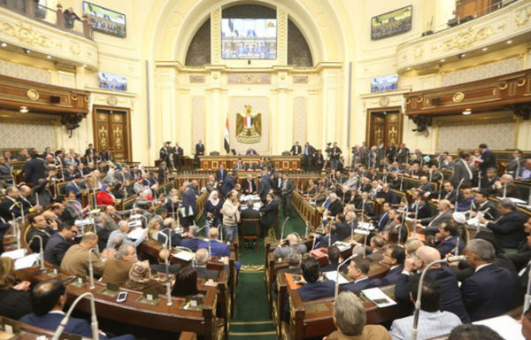 Egyptian lawmakers gather in parliament for a plenary session. [Mohammed Mahmoud/Al-Mashareq]