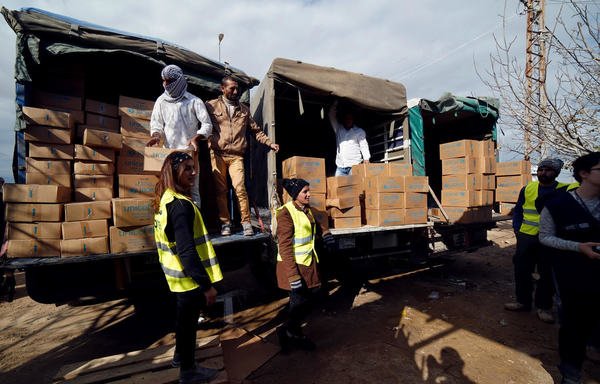 عمال إغاثة تابعون لليونيسف يوزعون المساعدات الشتوية على اللاجئين في البقاع. [يونيسف]