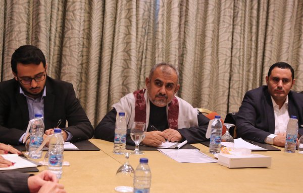 Hadi Haig (centre), Yemeni government official of the prisoner swap committee, attends a meeting to discuss a prisoner swap deal between the Yemeni government and the Houthis in Amman on January 17th, 2019. [Khalil Mazraawi/AFP]