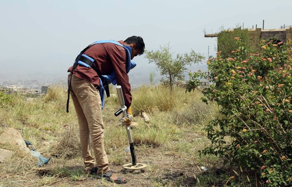 A member of the pro-government forces searches for land mines in Taez in southwestern Yemen on November 6th, 2019. [Ahmad al-Basha/AFP]