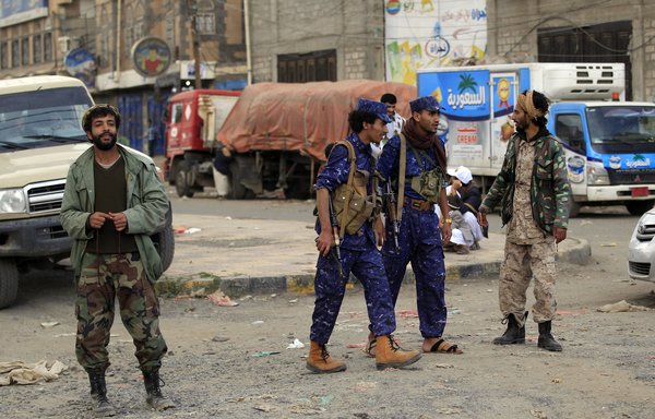 مسلحون متحالفون مع الحوثيين المدعومين من إيران في حراسة صنعاء التي سيطر عليها الحوثيون في 31 أيار/مايو. [محمد حويس/وكالة الصحافة الفرنسية]