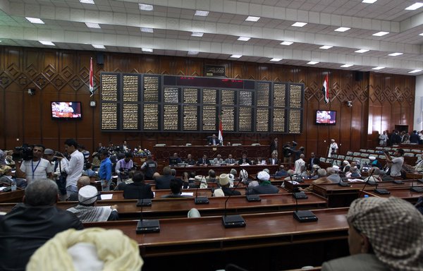 در شرایطی که حوثی ها به نشانه مخالفت با دولت یمن که در سطح بین المللی به رسمیت شناخته شده است، برای اولین بار پس از تقریباً ۲ سال جلسه پارلمانی برگزار کردند، نماینده های مجلس کشور در این عکس فایل روز ۱۳ اوت سال ۲۰۱۶ در یک جلسه پارلمانی در صنعا شرکت کرده اند. [محمد حویس/ خبرگزاری فرانسه]