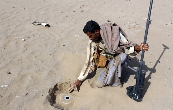 A member of the Yemeni pro-government forces looks for mines on the eastern outskirts of al-Hodeidah on November 14th, 2018. [Saleh al-Obeidi/AFP]
