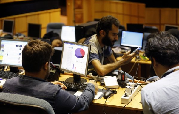 خبرنگاران ایرانی روز ۲۰ مه سال ۲۰۱۷ در دفتر مطبوعاتی وزارت کشاورزی نتایج انتخابات ریاست جمهوری را دنبال می کنند. [عطا کناره/ خبرگزاری فرانسه]