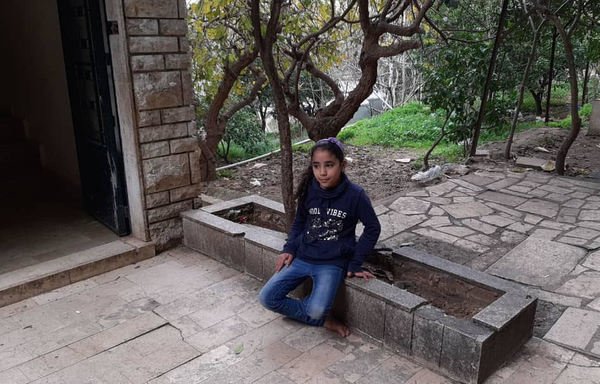 اضطر اللاجئ السوري يوسف فارس وأصله من حماه، إلى وقف دراسة ابنته غادة (تظهر في الصورة هنا) في المدرسة بسبب الأزمة الاقتصادية. [نهاد طوباليان/المشارق]