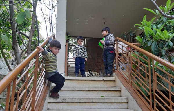 اضطر العديد من العائلات السورية في لبنان إلى وقف دراسة أولادها في المدارس بسبب الأزمة الاقتصادية في لبنان. ويظهر في هذه الصورة حمودي الخليل (إلى اليمين) وهو يلعب مع أطفال سوريين أمام شقته في منطقة ديك المحدي. [نهاد طوباليان/المشارق]