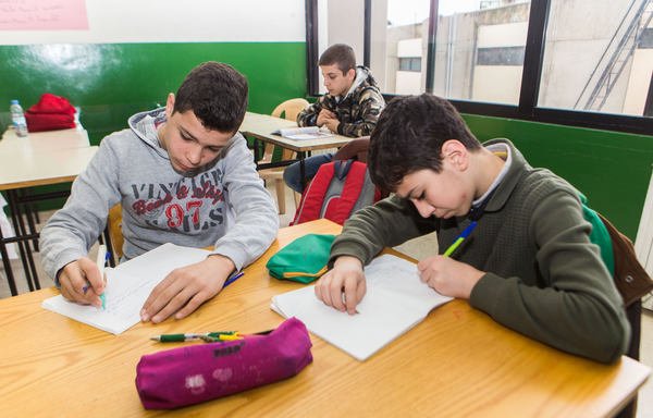 يستفيد مئات أطفال اللاجئين السوريين من البرامج التربوية والاجتماعية التي يقدمها مركز جناح في منطقة المتن في لبنان. [مركز جناح]