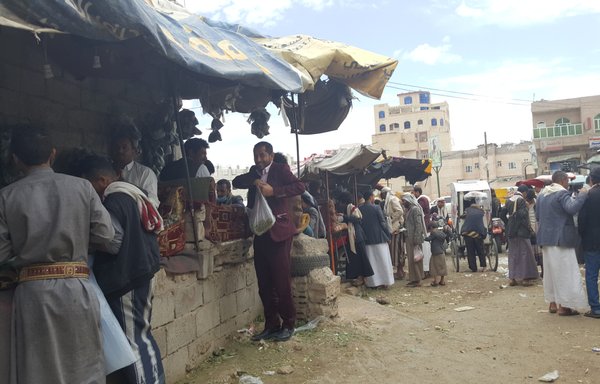 People gather at a qat market in Sanaa that the Houthis have allowed to remain open, despite a looming health crisis as novel coronavirus infections spread in the region. [Haitham Mohammed/Al-Mashareq]