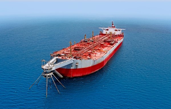 نفتکش صافر در حدود هشت کیلومتری ساحل یمن لنگر انداخته است. [عکس از دیده‌بان درگیری‌ها و محیط زیست]