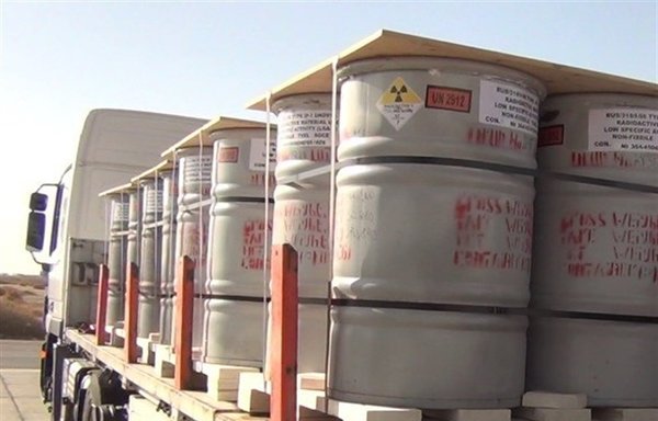 A truck transports uranium ore from the Shahid Rezaei Nejad complex to a nuclear facility in Isfahan. [Photo circulated online]