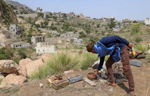 A member of the Yemeni forces searches for landmines in Taez in south-western Yemen, on November 6th, 2019. [Ahmad al-Basha/AFP]