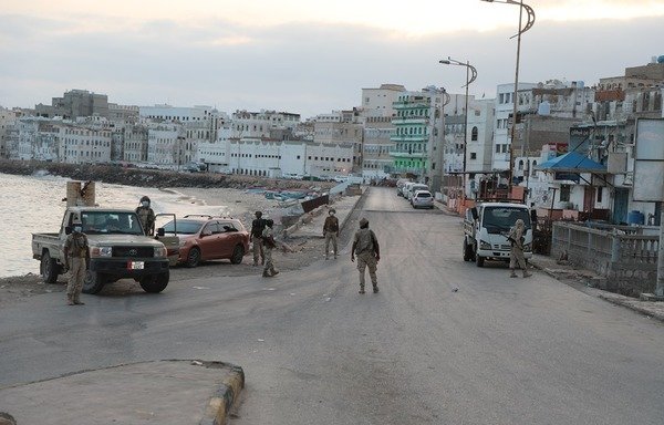 أعلنت محافظة حضرموت اليمنية حظرا للتجوال يمتد من الساعة 4 عصرا إلى 4 فجرا على حركة المواطنين والسيارات للمساعدة في منع انتشار فيروس كوفيد-19. [حقوق الصورة للمكتب الإعلامي لمحافظ حضرموت]