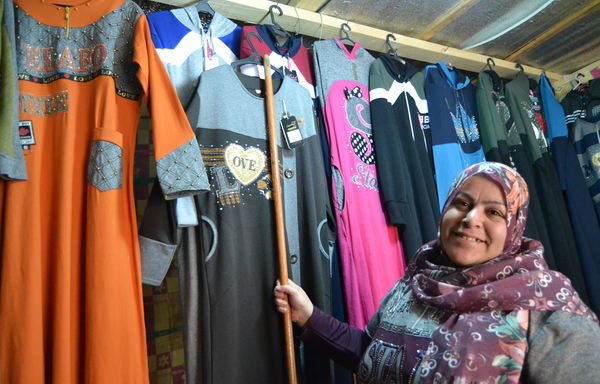 أطلقت اللاجئة السورية آمنة بكار مشروعها التجاري الخاص بعد مشاركتها بدورة قدمتها جمعية خادمي الغد، فافتتحت محلا تجاريا في مخيم الريحانية ببلدة المحمرة في عكار. [حقوق الصورة لجمعية خادمي الغد]