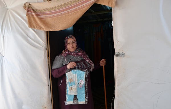 افتتحت آمنة بكار كشكا لبيع الطعام، قبل فتح محل لبيع الملابس ولخدمات التجميل والأعراس. [حقوق الصورة لجمعية خادمي الغد]