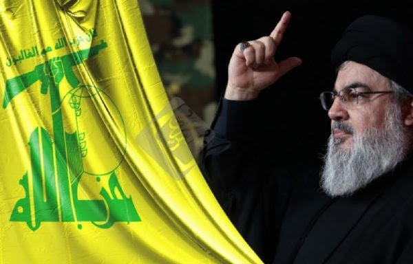 يبدو زعيم حزب الله حسن نصر الله مع علم الحزب في صورة تم تداولها على الإنترنت.
