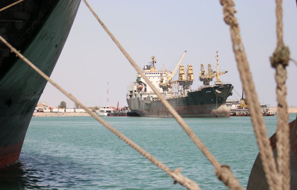 A file photo from October 10th, 2015, shows cargo ships docked at the Iraqi port of Umm Qasr near the southern city of Basra. [Haidar Mohammed Ali/AFP]