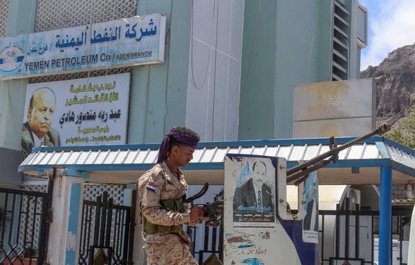 A fighter with the Southern Transitional Council mans a gun in the back of a truck advancing past the Yemen Petroleum company's branch in the southern city of Aden, on April 26th, after the STC declared self-administration in the south. [Saleh al-Obeidi/AFP]