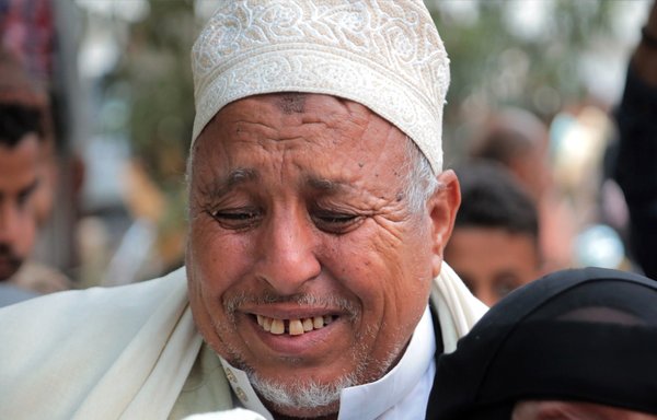 یک مرد یمنی روز ۱۹ دسامبر سال ۲۰۱۹ در طی تبادل زندانی بین دولت یمن و حوثی ها در تعز گریه می کند. [احمد الباشا/ خبرگزاری فرانسه]