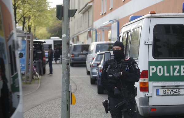 A police officer stands in front of the Al-Irschad Mosque during a raid on April 30th in Berlin, as dozens of police and special forces stormed mosques and associations linked to Hizbullah in Bremen, Berlin, Dortmund and Muenster in the early hours of the morning. [Odd Andersen/AFP]