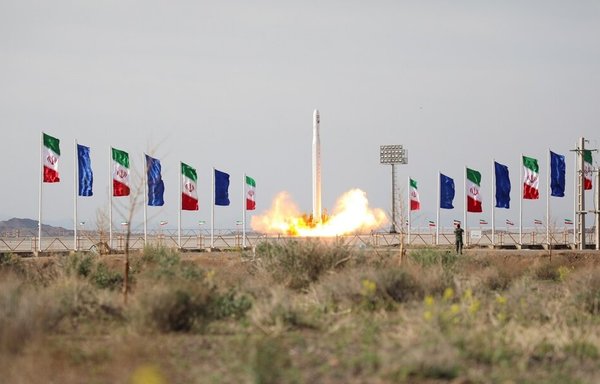 An Iranian Qassed rocket lifts off from a base with the Nour military satellite on board. [Photo via Mehr News]