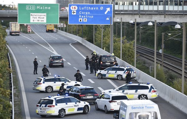 Police block a road to the Oresund bridge near Copenhagen, on September 28th, 2018 as a spectacular manhunt mobilised hundreds of police and soldiers in Denmark to arrest an Iranian-Norwegian man accused of espionage and attempted murder in Denmark on behalf of Iran. [Nils Meilvang/Ritzau Scanpix/AFP]