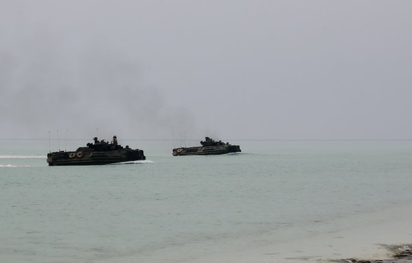 US assault amphibious vehicles take part in joint exercises off the Saudi coast in the waters of the Arabian Gulf. [Photo courtesy of US Central Command]