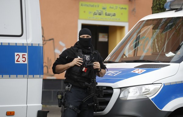 A police officer stands in front of Berlin's Al-Irschad Mosque in Berlin during an April 30th raid, as police and special forces stormed associations linked to Hizbullah in Bremen, Berlin, Dortmund and Muenster. [Odd Andersen/AFP]