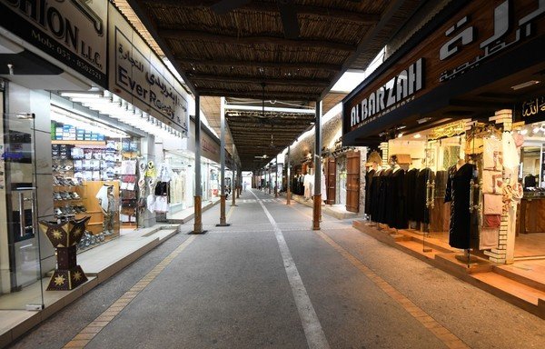 این تصویر که ۲۰ مارس گرفته شده است بازار تقریبا خالی در مرکز امارت خلیج فارس در شارجه را پس از دستورالعمل دولت نشان می دهد که از مردم خواست برای جلوگیری از شیوع کووید-۱۹ در خانه بمانند. [کریم صاحب/خبرگزاری فرانسه]