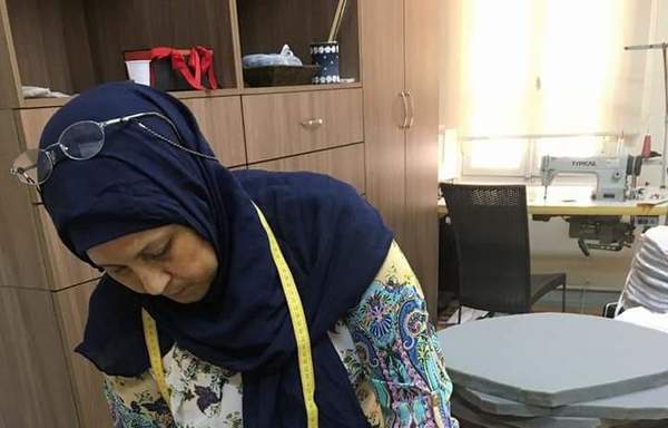 خضعت الخياطة اللبنانية رشيدة عيتاني مؤخرا لتدريب ممول من الوكالة الأميركية للتنمية الدولية حول كيفية صناعة الكمامات وعدة الحماية الشخصية للمساعدة في مواجهة فيروس كورونا المستجد. [نهاد طوباليان/المشارق]